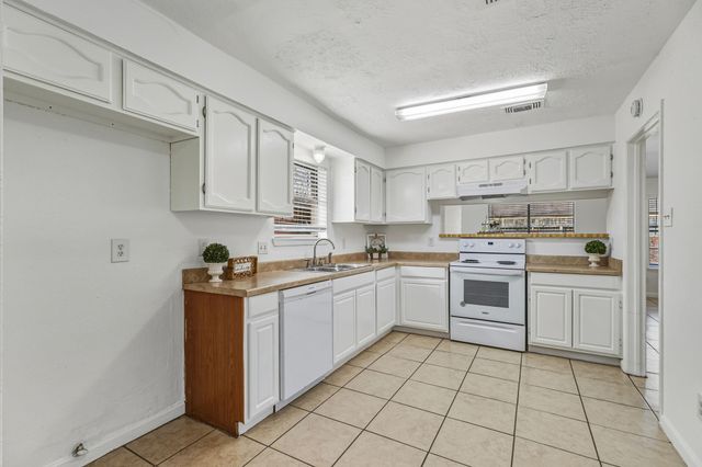 6611 Archgate Drive, Spring, TX 77373