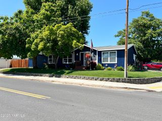 307 Carlsonia Ave, Zillah, WA 98953
