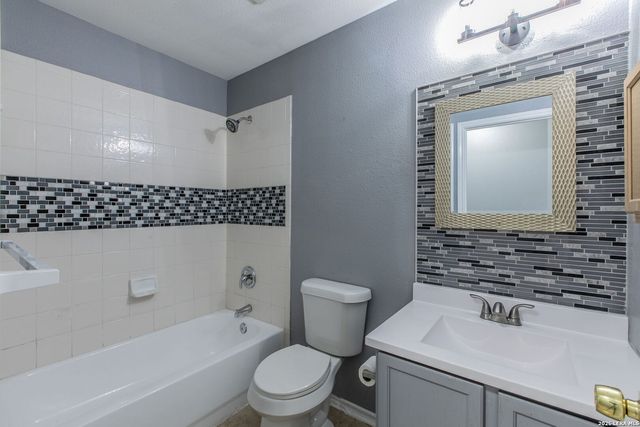 5835 Midcrown Dr, San Antonio, TX 78218