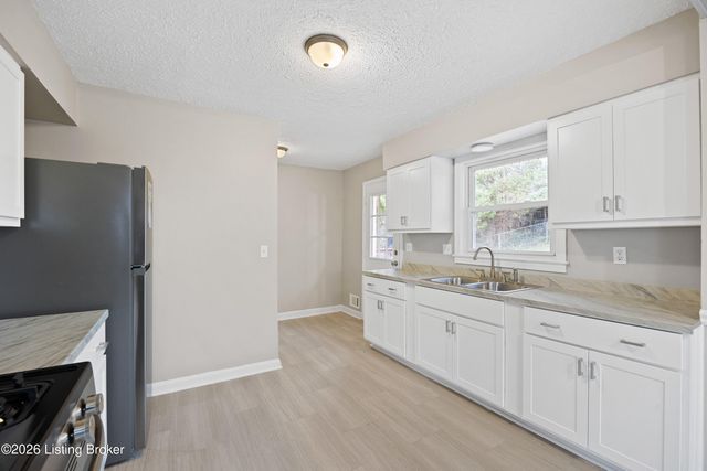 4915 Manslick Rd, Louisville, KY 40216
