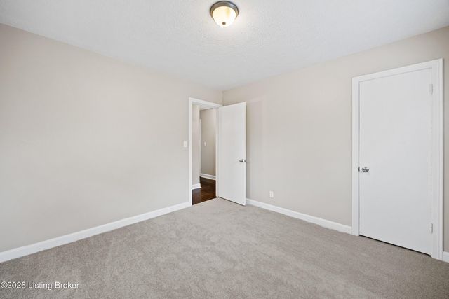 4915 Manslick Rd, Louisville, KY 40216