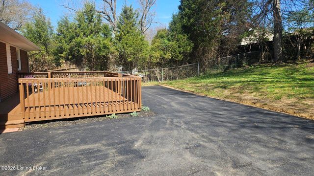 4915 Manslick Rd, Louisville, KY 40216