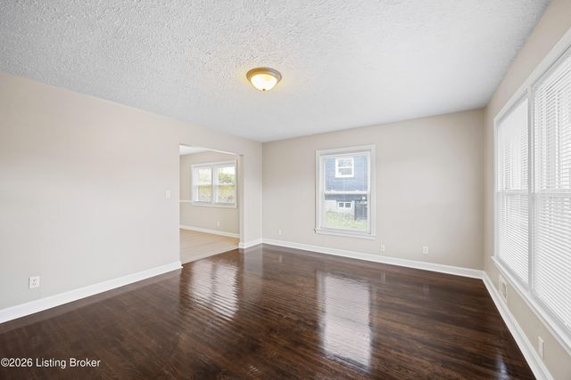 4915 Manslick Rd, Louisville, KY 40216