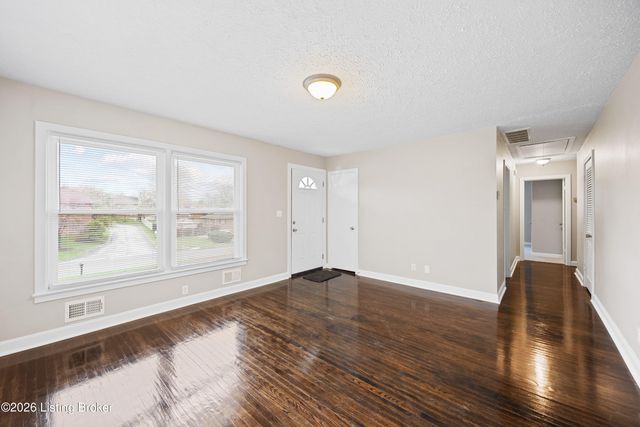 4915 Manslick Rd, Louisville, KY 40216