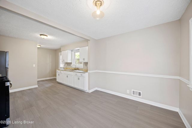 4915 Manslick Rd, Louisville, KY 40216