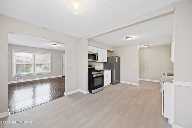 4915 Manslick Rd, Louisville, KY 40216