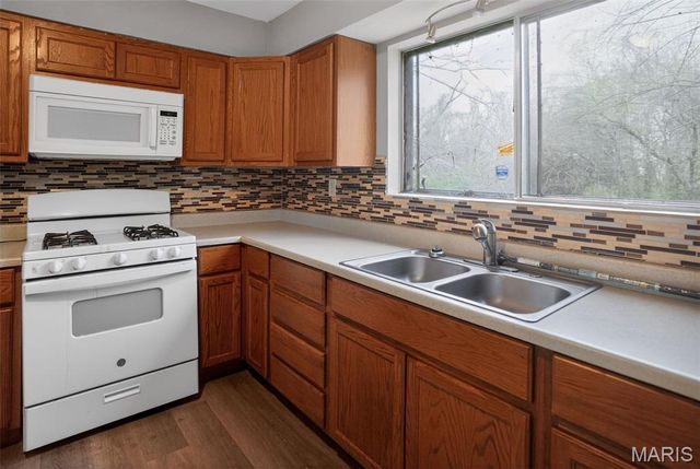 10185 Green Valley Drive, St Louis, MO 63136