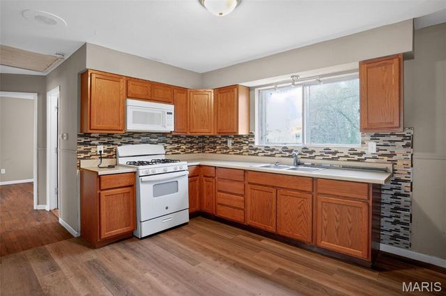 10185 Green Valley Drive, St Louis, MO 63136