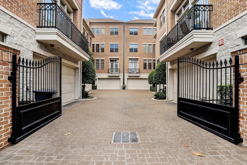 3928 W Main Street, Houston, TX 77027