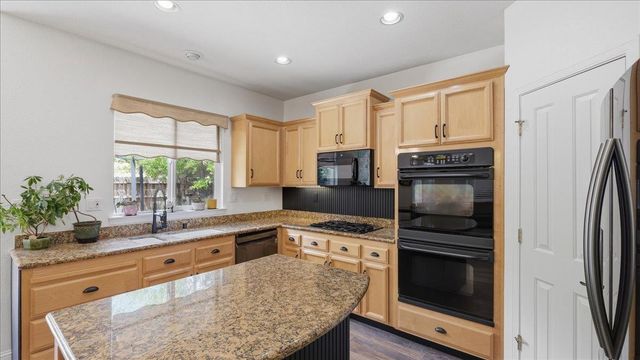6070 Orchard View Dr, Elk Grove, CA 95757