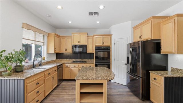 6070 Orchard View Dr, Elk Grove, CA 95757