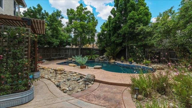 6070 Orchard View Dr, Elk Grove, CA 95757