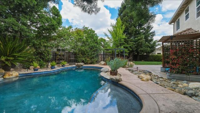 6070 Orchard View Dr, Elk Grove, CA 95757