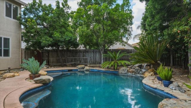 6070 Orchard View Dr, Elk Grove, CA 95757