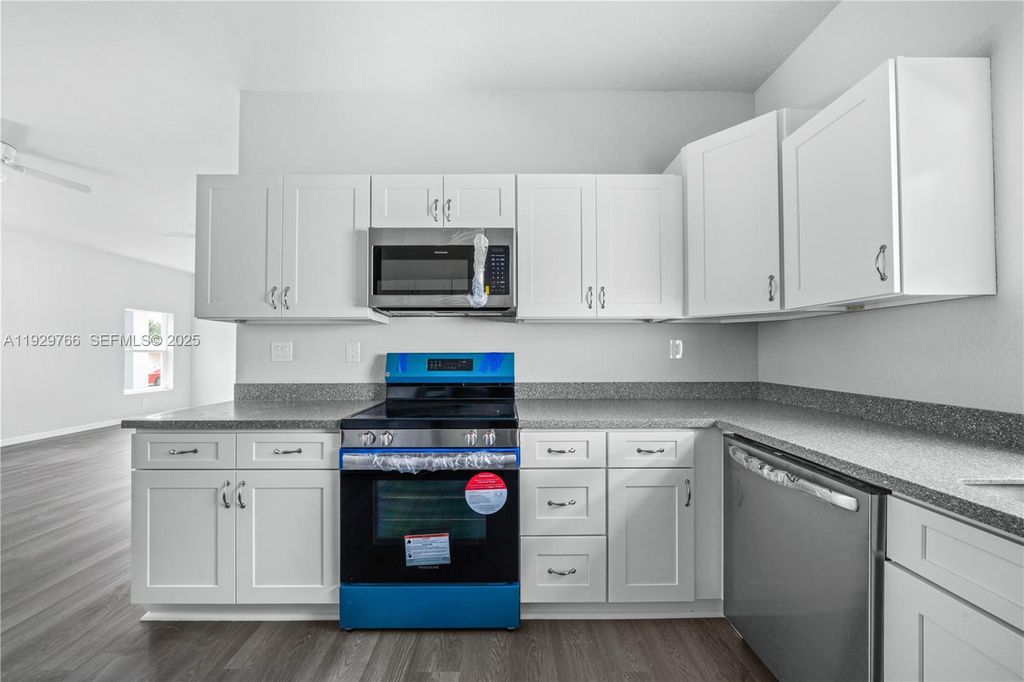 Image 13 of property listing at 1430 Las Villas Blvd, Sebring, FL 33870