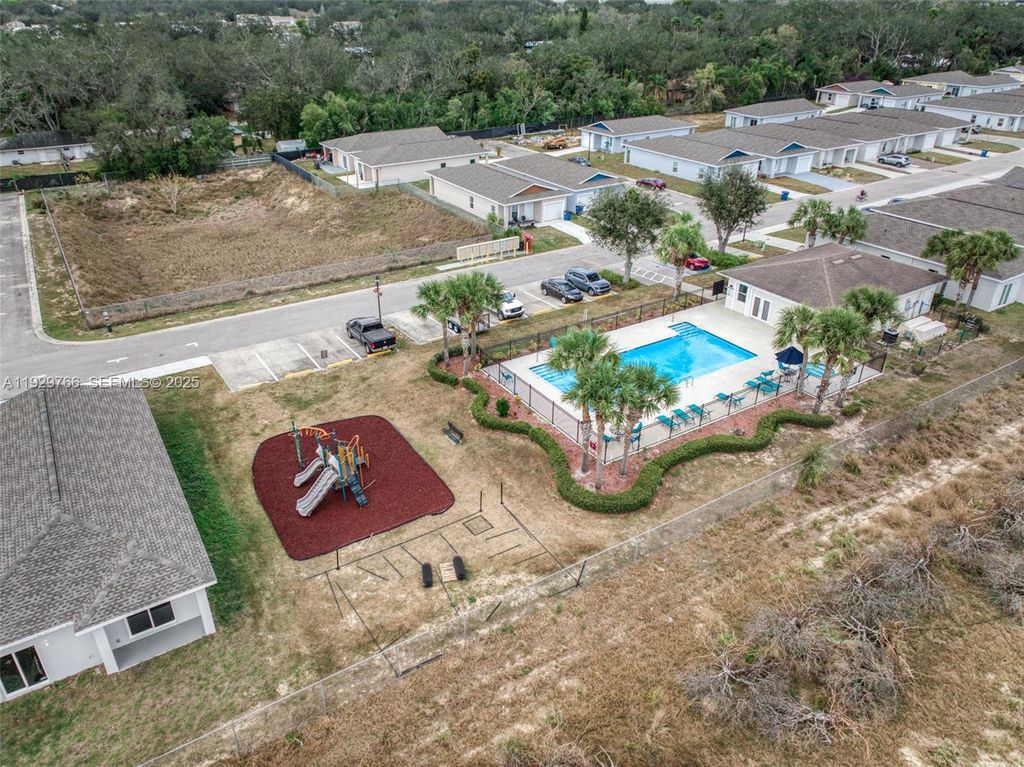 Image 8 of property listing at 1430 Las Villas Blvd, Sebring, FL 33870