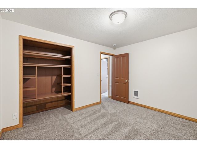 1000 COWLITZ Way, Kelso, WA 98626