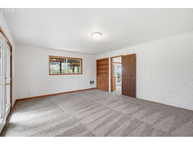 1000 COWLITZ Way, Kelso, WA 98626