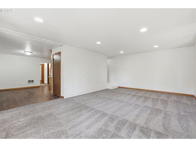 1000 COWLITZ Way, Kelso, WA 98626