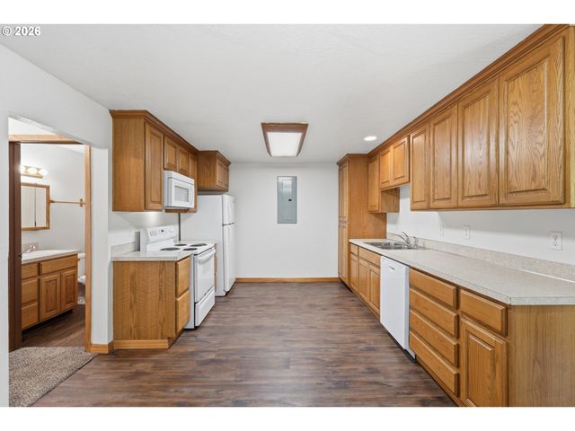 1000 COWLITZ Way, Kelso, WA 98626