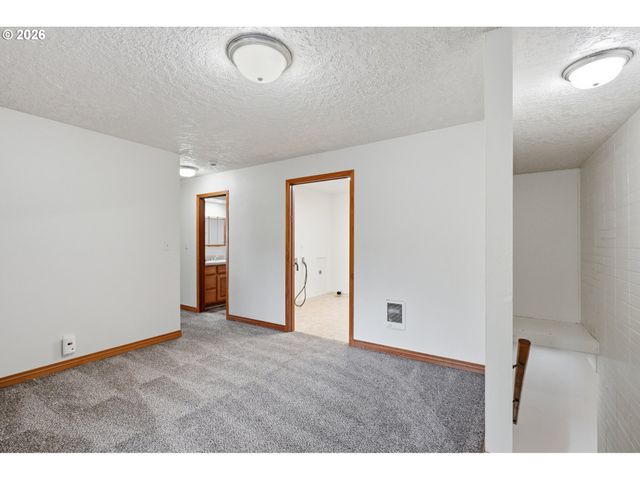1000 COWLITZ Way, Kelso, WA 98626