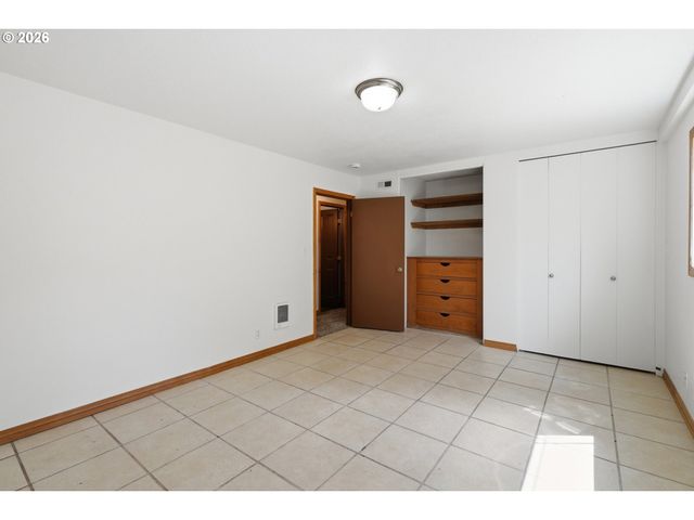 1000 COWLITZ Way, Kelso, WA 98626