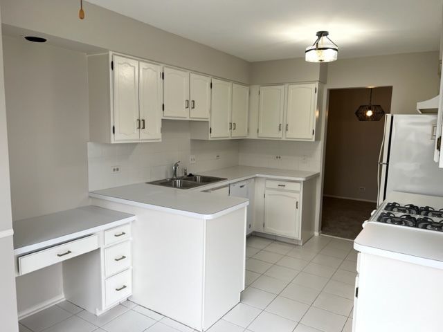 1437 Clairmont Court 200, Vernon Hills, IL 60061