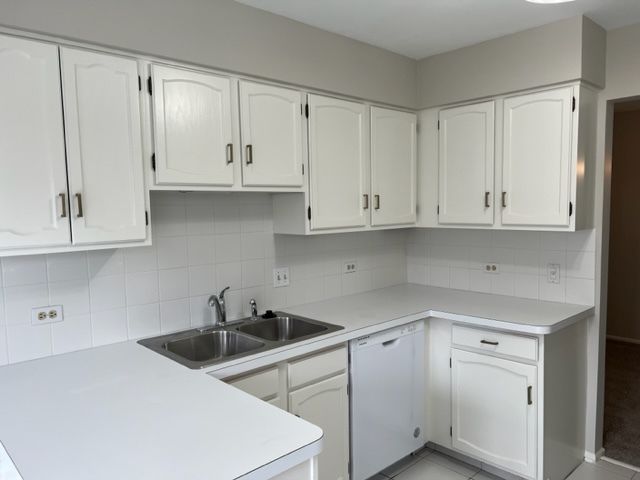 1437 Clairmont Court 200, Vernon Hills, IL 60061