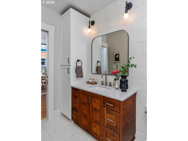 2958 Ne 64TH Ave, Portland, OR 97213