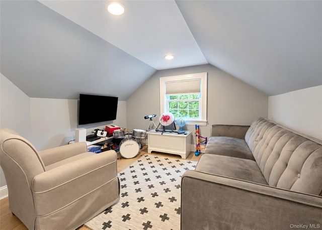 124 Bradford Avenue, Holbrook, NY 11741
