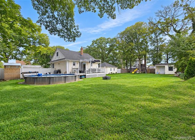 124 Bradford Avenue, Holbrook, NY 11741