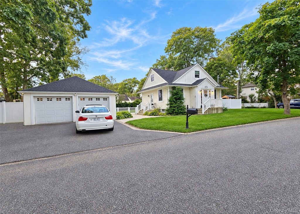 124 Bradford Avenue, Holbrook, NY 11741