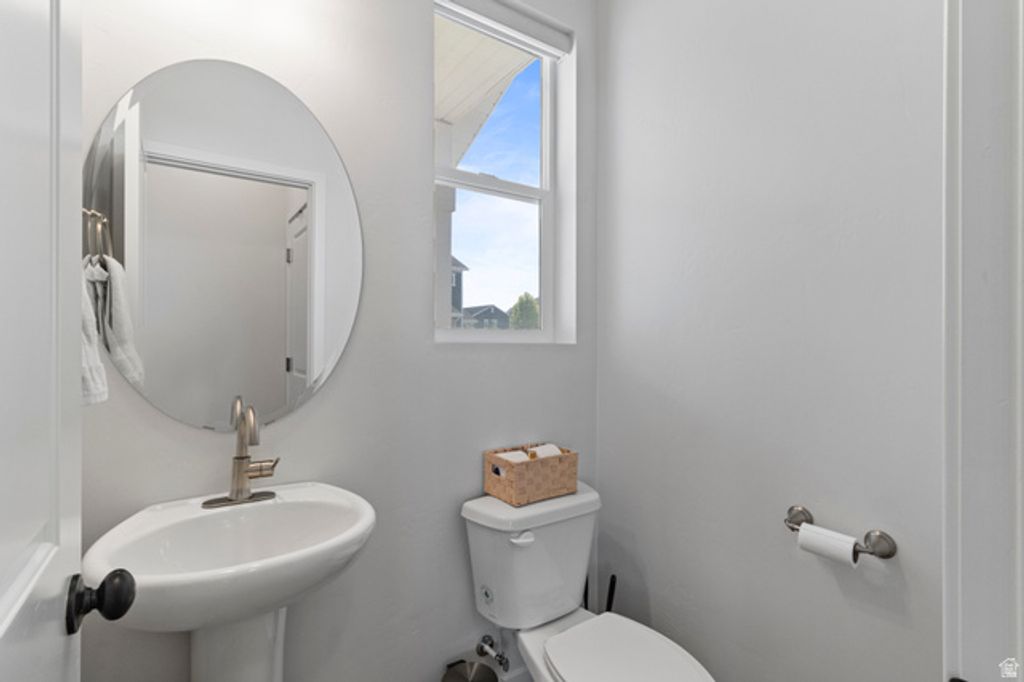 Image 11 of property listing at 3233 S BURKHILL LN, Syracuse, UT 84075