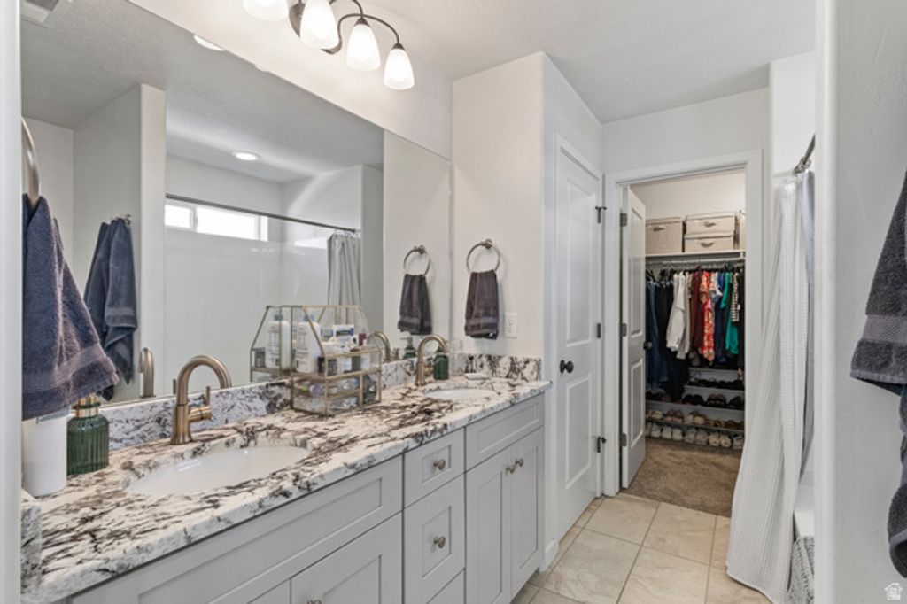 Image 16 of property listing at 3233 S BURKHILL LN, Syracuse, UT 84075