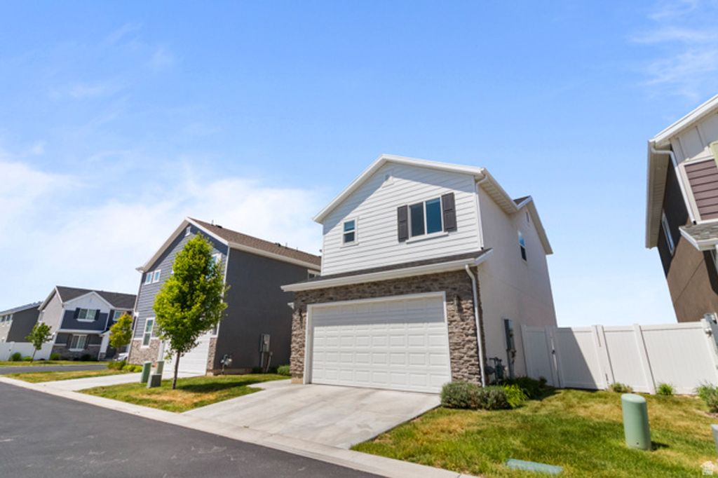 Image 3 of property listing at 3233 S BURKHILL LN, Syracuse, UT 84075