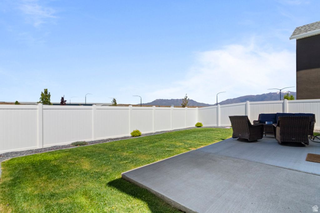 Image 25 of property listing at 3233 S BURKHILL LN, Syracuse, UT 84075