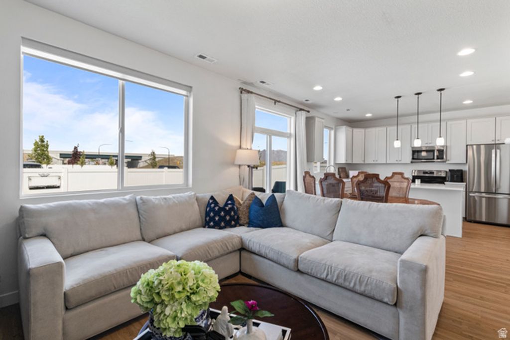 Image 4 of property listing at 3233 S BURKHILL LN, Syracuse, UT 84075