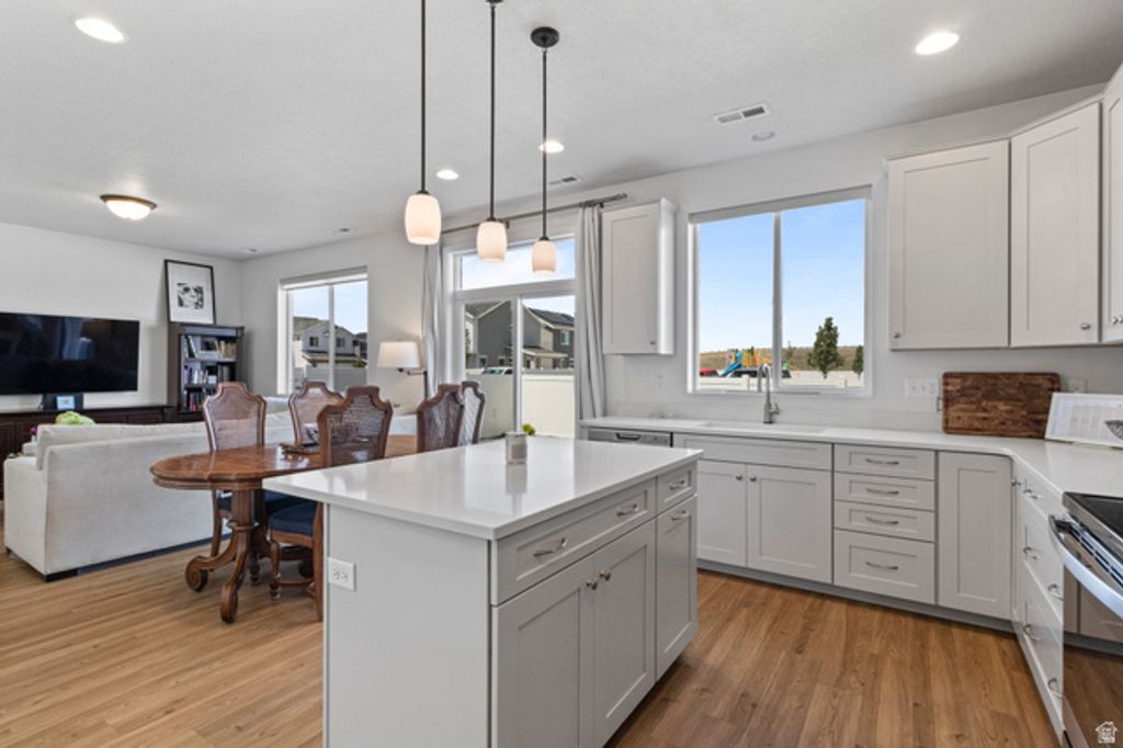 Image 5 of property listing at 3233 S BURKHILL LN, Syracuse, UT 84075