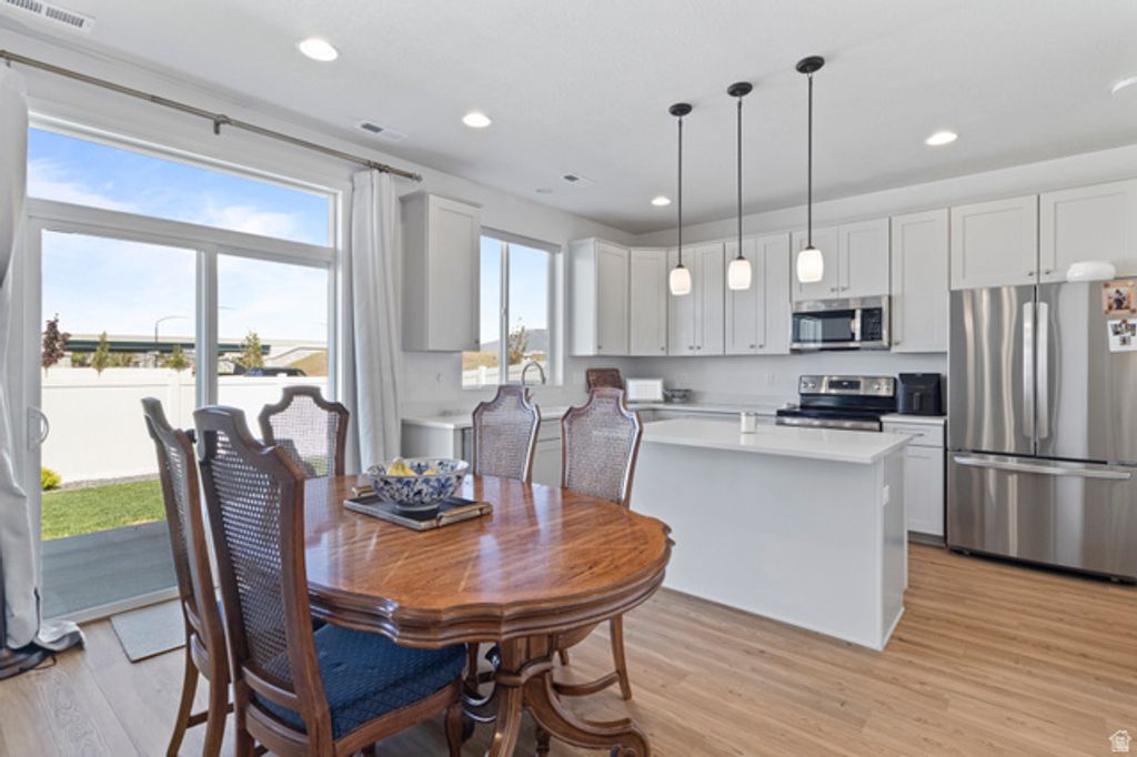 Image 6 of property listing at 3233 S BURKHILL LN, Syracuse, UT 84075