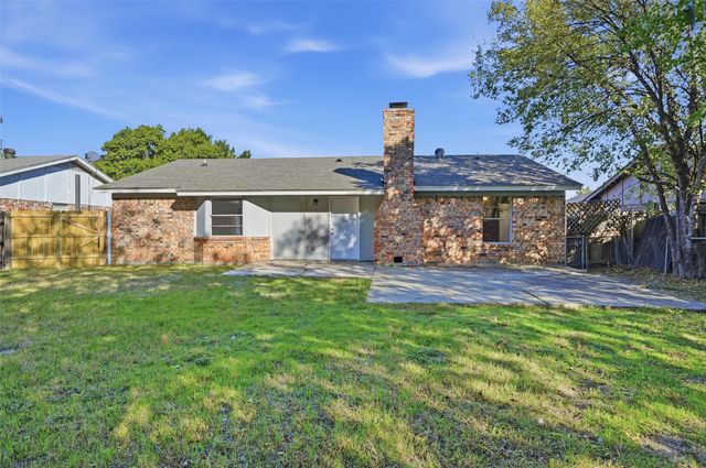 5608 Twin Oaks Drive, Haltom City, TX 76148