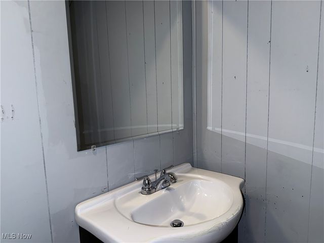 28 Christie Street, Akron, OH 44303