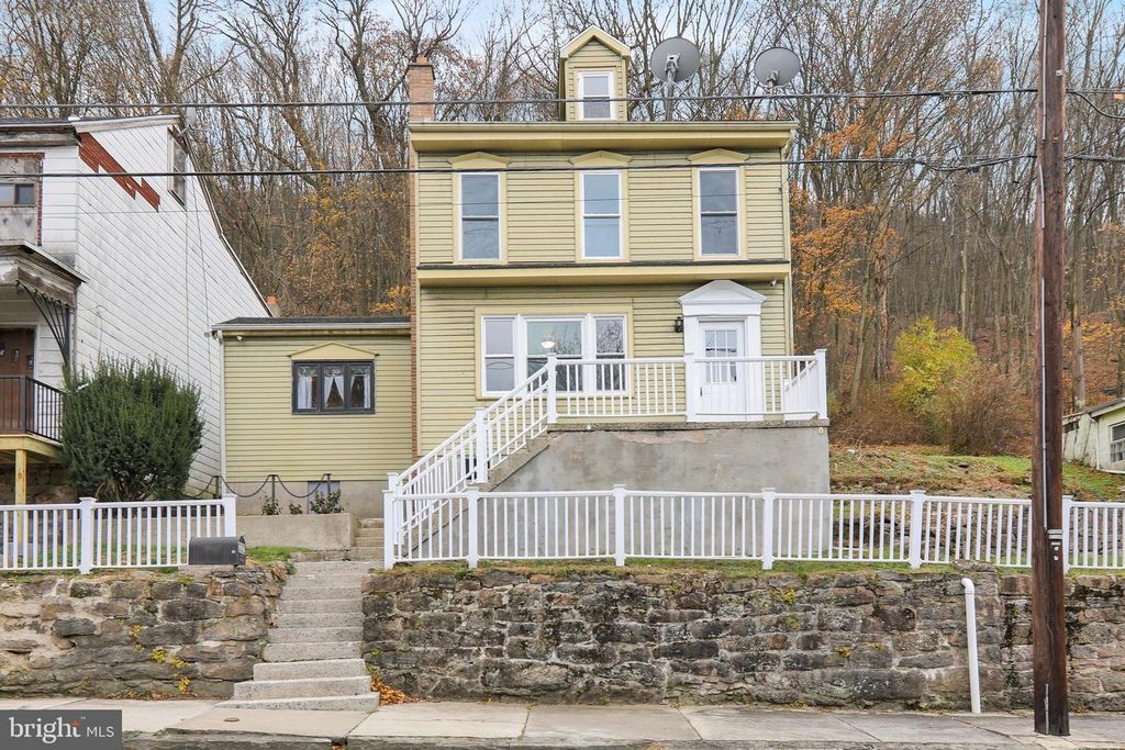 332 W SAVORY ST, Pottsville, PA 17901