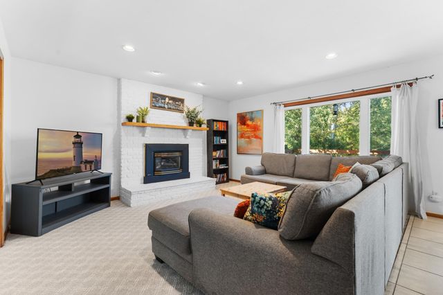 2129 E Heights Lane NE, Rochester, MN 55906