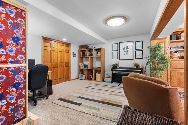 2129 E Heights Lane NE, Rochester, MN 55906