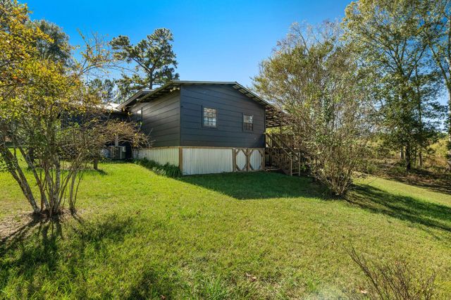 215 Alvin Stuckey Rd., Columbia, MS 39429