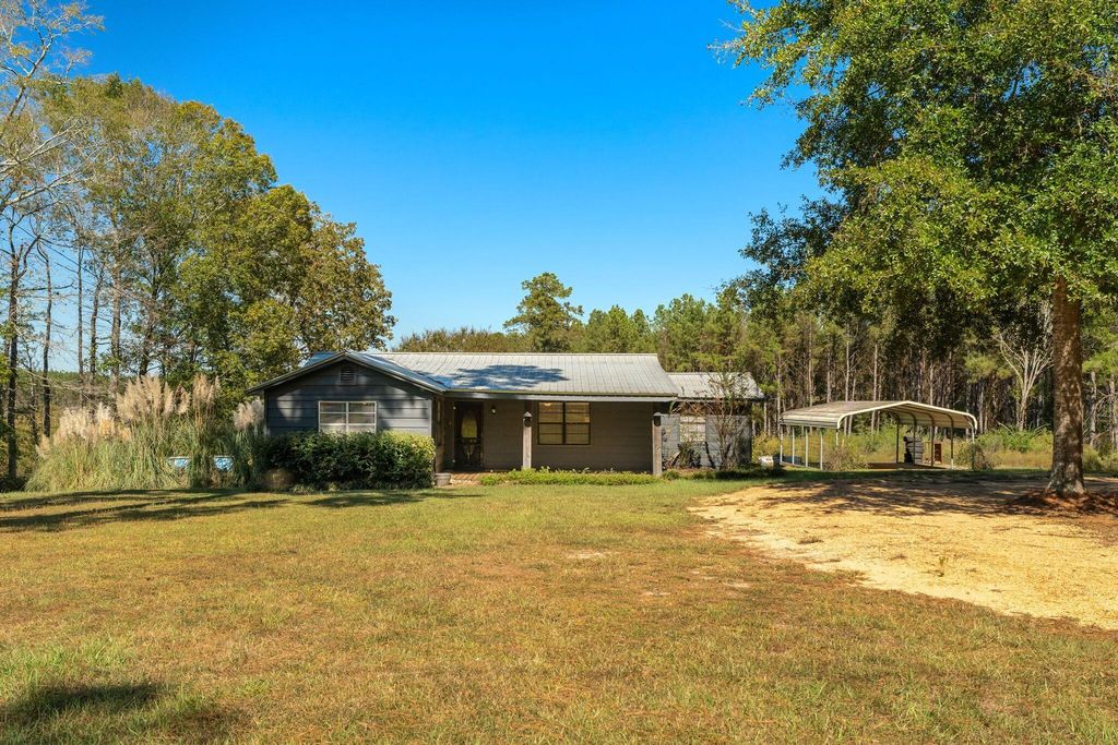 215 Alvin Stuckey Rd., Columbia, MS 39429