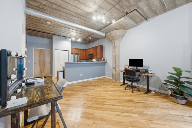 1111 W 14th Place 216, Chicago, IL 60608