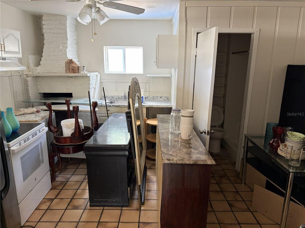 Image 11 of property listing at 4802 E CURTIS STREET, Tampa, FL 33610