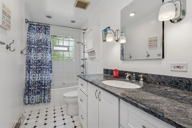 1119 Hampton Court, Deerfield, IL 60015