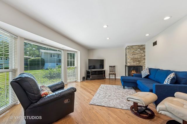 1119 Hampton Court, Deerfield, IL 60015
